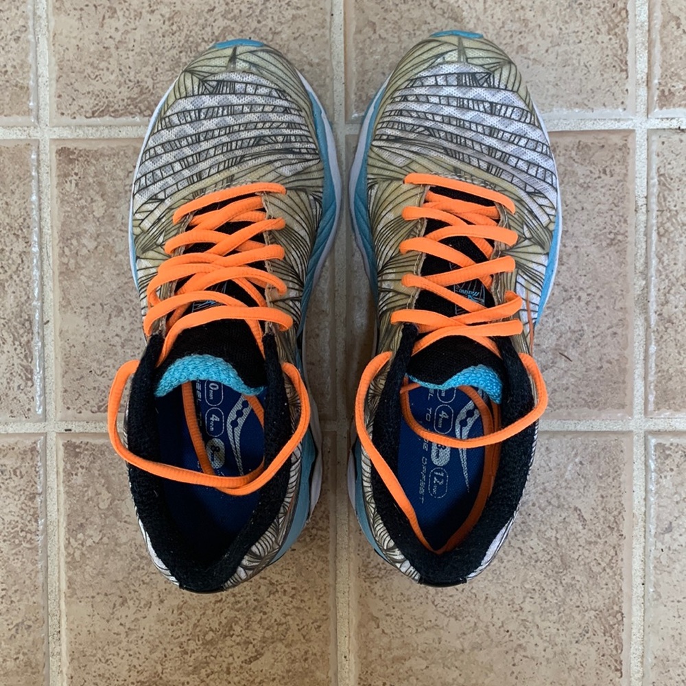 Size 7 Brooks. GUC